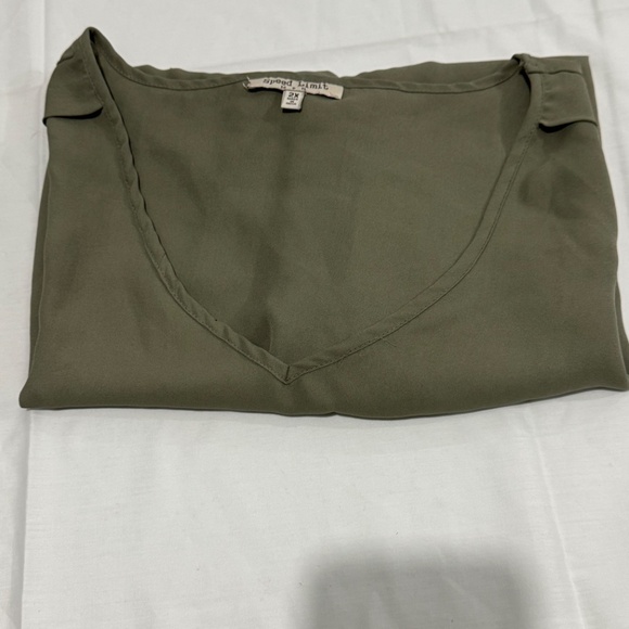 green woman blouse 2x brand speed limit with gold button on shoulder - Picture 6 of 6
